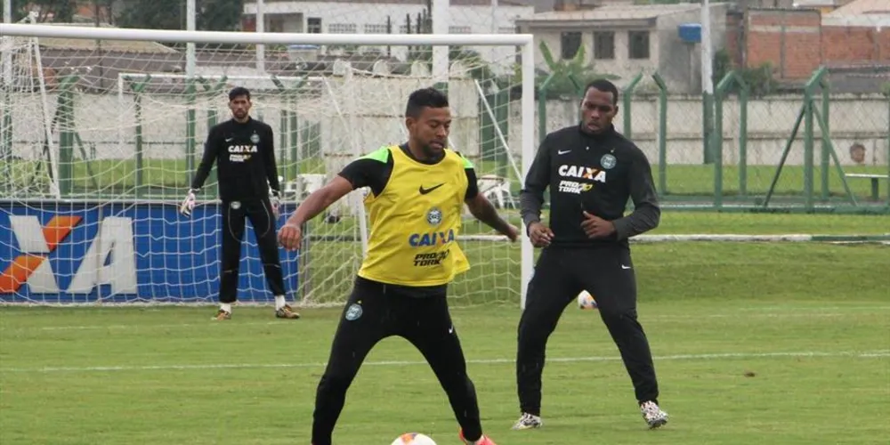 Imagem ilustrativa da imagem Coritiba treina embaixo de chuva para encarar Operário