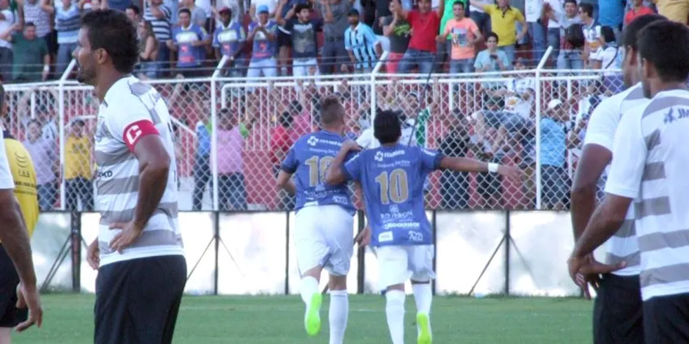 Imagem ilustrativa da imagem Em casa, Foz bate Jotinha e sai na frente no Paranaense