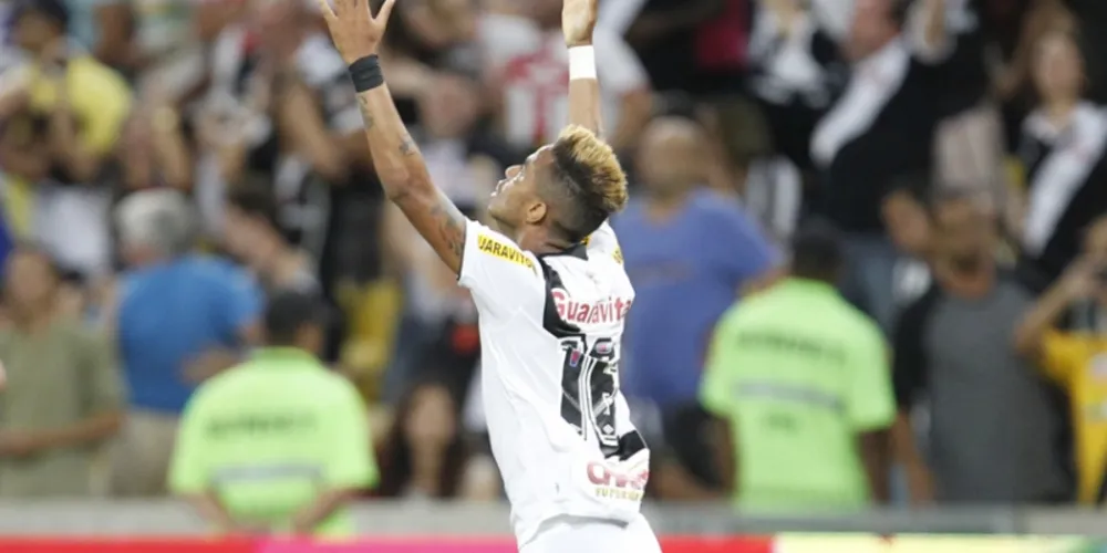 Imagem ilustrativa da imagem Vasco marca nos acréscimos contra Botafogo e sai na vantagem