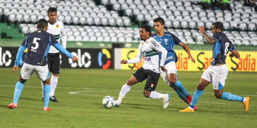 Imagem ilustrativa da imagem Coritiba perde e sai sob vaias no Couto Pereira