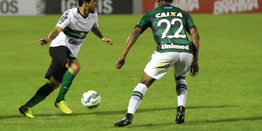 Imagem ilustrativa da imagem Coritiba estreia com derrota no Brasileirão diante da Chapecoense