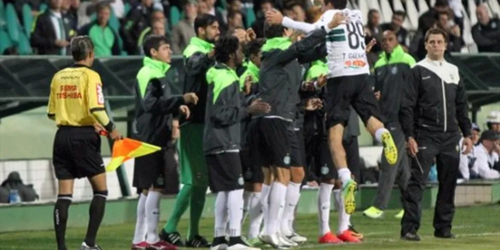 Imagem ilustrativa da imagem Coritiba visita Sport em busca do fim do jejum na Ilha do Retiro