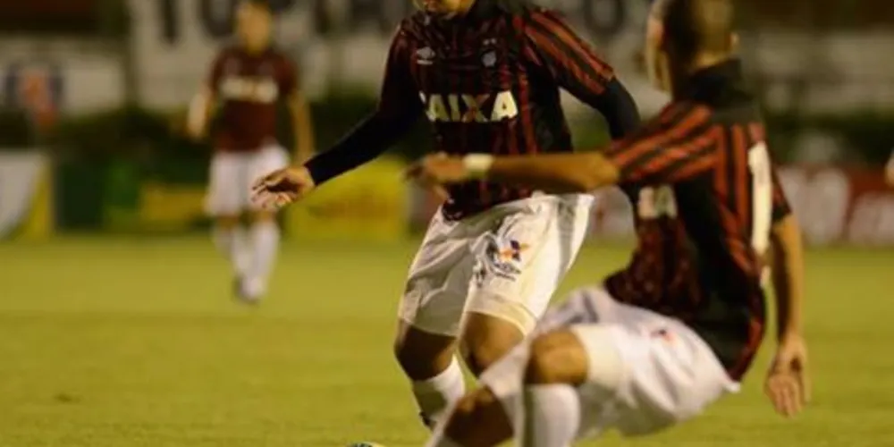 Imagem ilustrativa da imagem Em súmula, árbitro justifica expulsão de Walter e relata cusparada da torcida