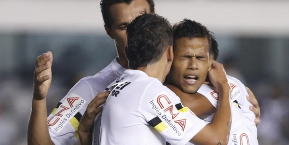 Imagem ilustrativa da imagem Santos bate Cruzeiro e vence a primeira no Brasileirão
