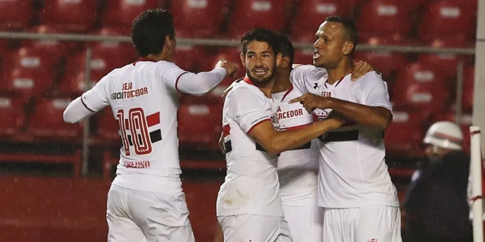 Imagem ilustrativa da imagem Fabuloso e Pato comandam vitória do São Paulo sobre o Flamengo