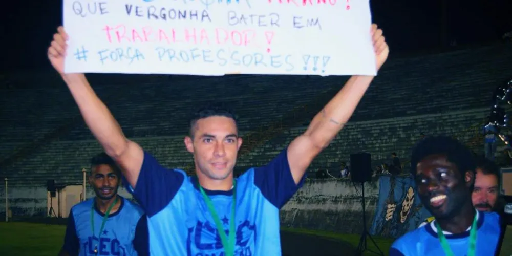Imagem ilustrativa da imagem Jogador do Londrina exibe cartaz contra Beto Richa em comemoração
