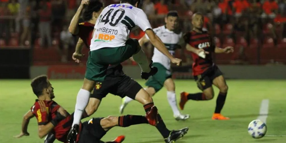 Imagem ilustrativa da imagem Coritiba dá uma “ajudinha” ao Sport e perde mais uma fora de casa