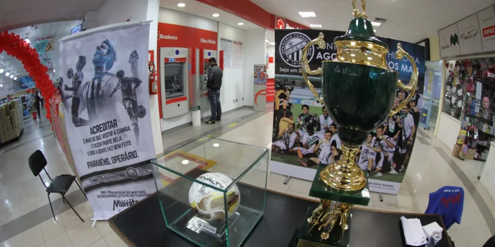 Imagem ilustrativa da imagem Taça e bola do título do Paranaense seguem em exposição