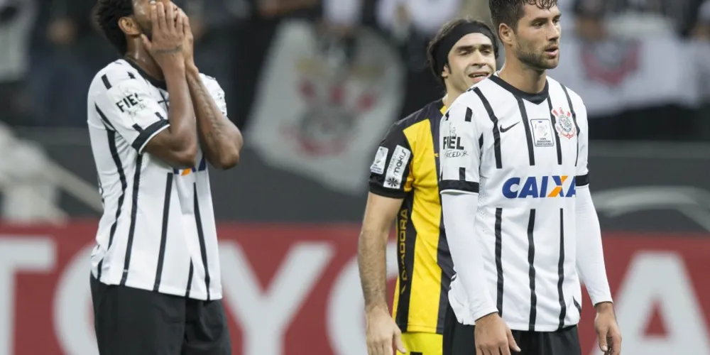 Imagem ilustrativa da imagem Corinthians cai na Arena e se despede da Libertadores
