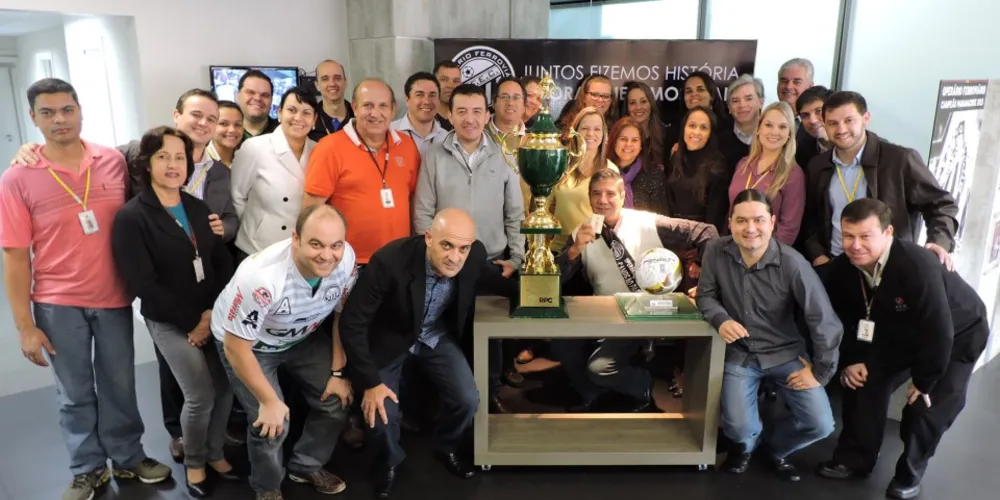Imagem ilustrativa da imagem Taça e bola do título do Operário seguem tour pela cidade