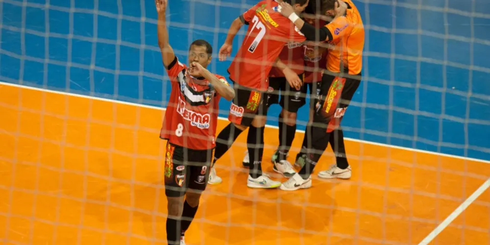 Imagem ilustrativa da imagem Keima goleia em casa e assume liderança da Série Ouro