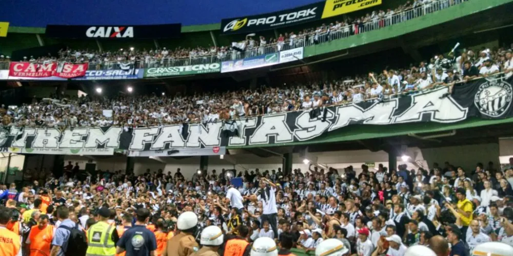Imagem ilustrativa da imagem Jogadores do Operário fazem a festa ao lado da torcida no Couto