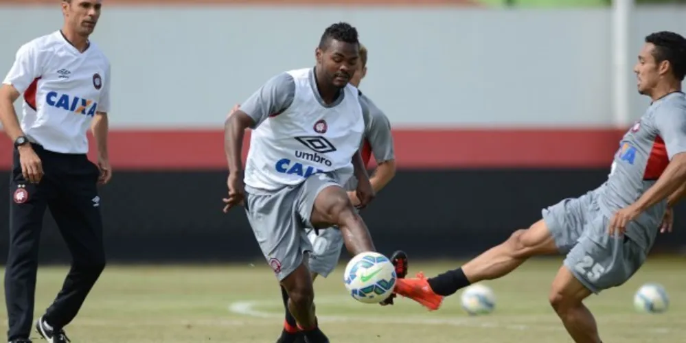 Imagem ilustrativa da imagem Com portões fechados, Atlético-PR visita Goiás