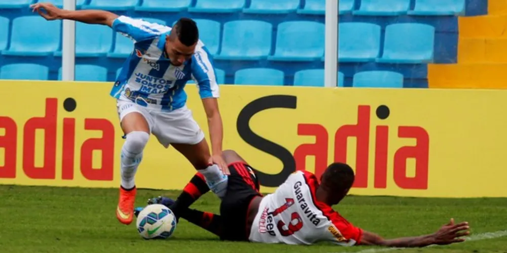 Imagem ilustrativa da imagem Com gol irregular, Avaí vence Flamengo na Ressacada