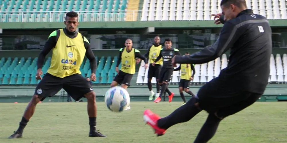 Imagem ilustrativa da imagem Com desfalques, Coritiba recebe o Grêmio neste sábado