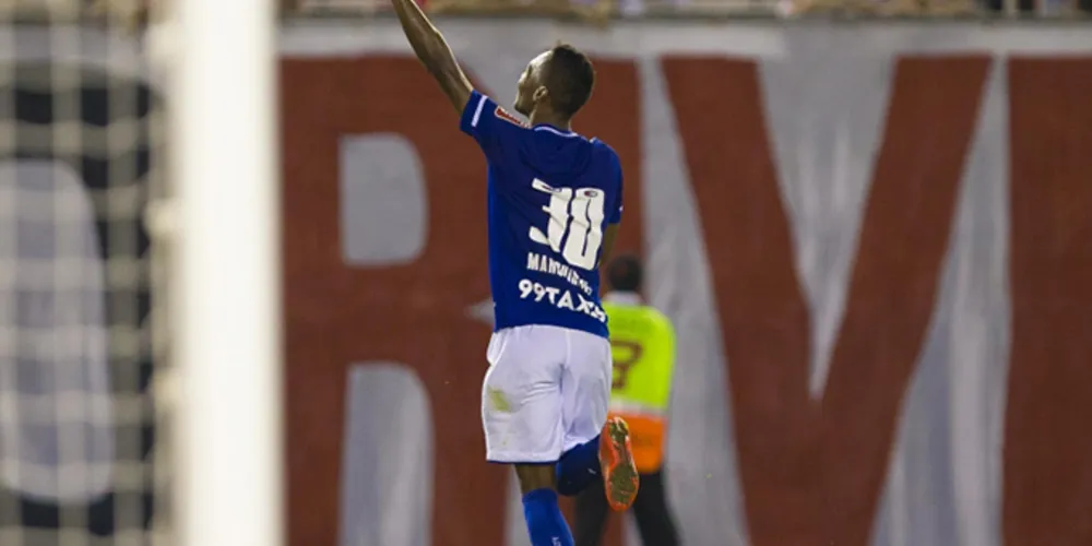 Imagem ilustrativa da imagem Cruzeiro vence na Argentina e garante vantagem