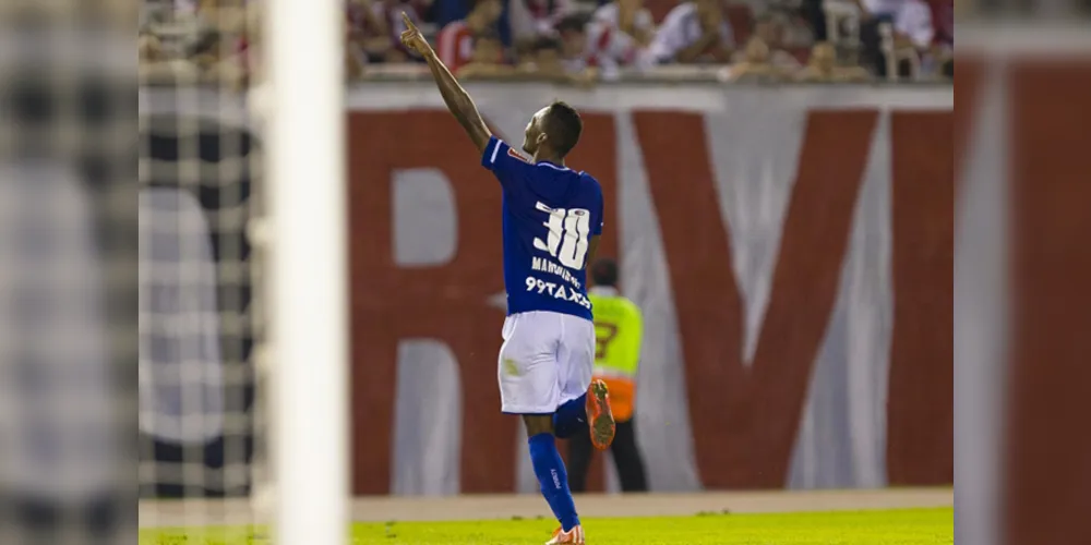Imagem ilustrativa da imagem Cruzeiro vence na Argentina e garante vantagem