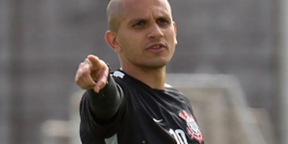 Imagem ilustrativa da imagem Fábio Santos confirma presença diante do Guaraní
