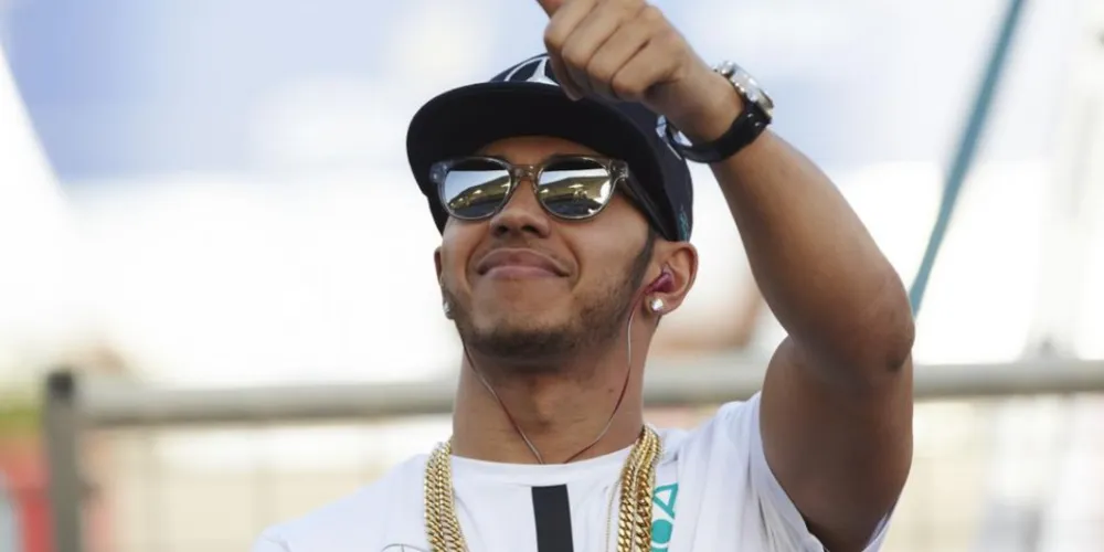 Imagem ilustrativa da imagem Mercedes renova com Hamilton até 2018