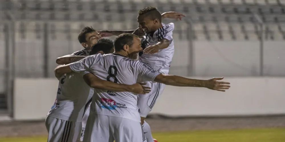 Imagem ilustrativa da imagem Com golaço de Cajá, Ponte Preta vence a Chapecoense