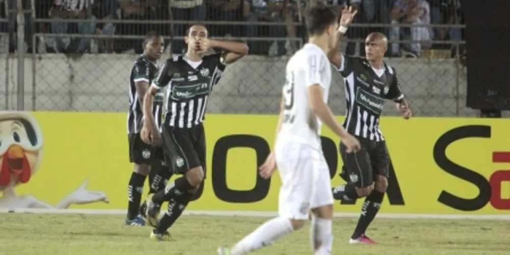 Imagem ilustrativa da imagem Maringá ‘arranca’ empate contra Santos e força jogo de volta