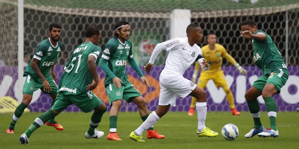 Imagem ilustrativa da imagem Com golaço de Apodi, Chapecoense bate o Santos e segue 100% em casa