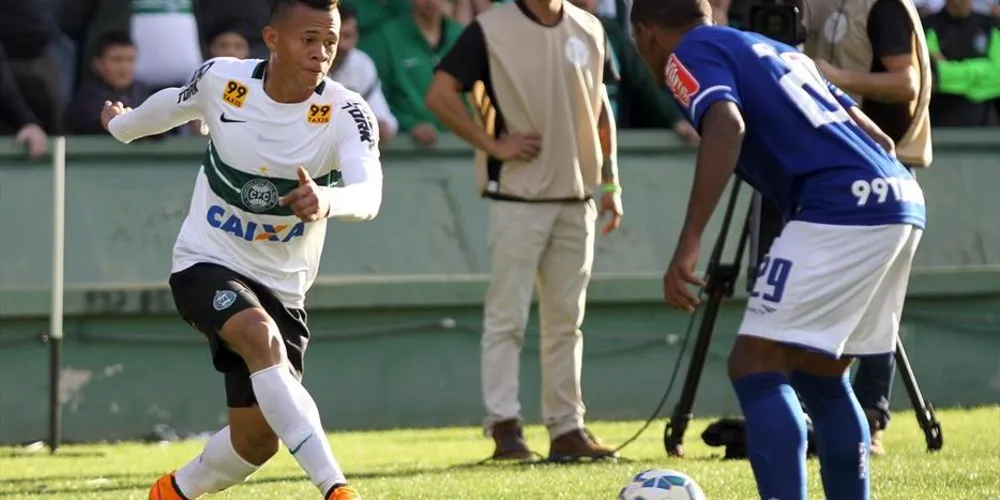 Imagem ilustrativa da imagem Coritiba garante vitória diante do Cruzeiro no Couto Pereira