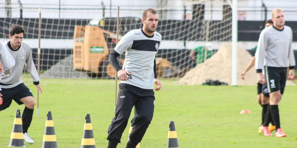Imagem ilustrativa da imagem Operário inicia semana com trabalho muscular e treino com bola