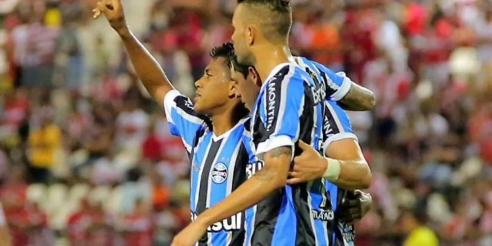 Imagem ilustrativa da imagem Grêmio ‘liquida’ jogo com 10 minutos e vence Avaí