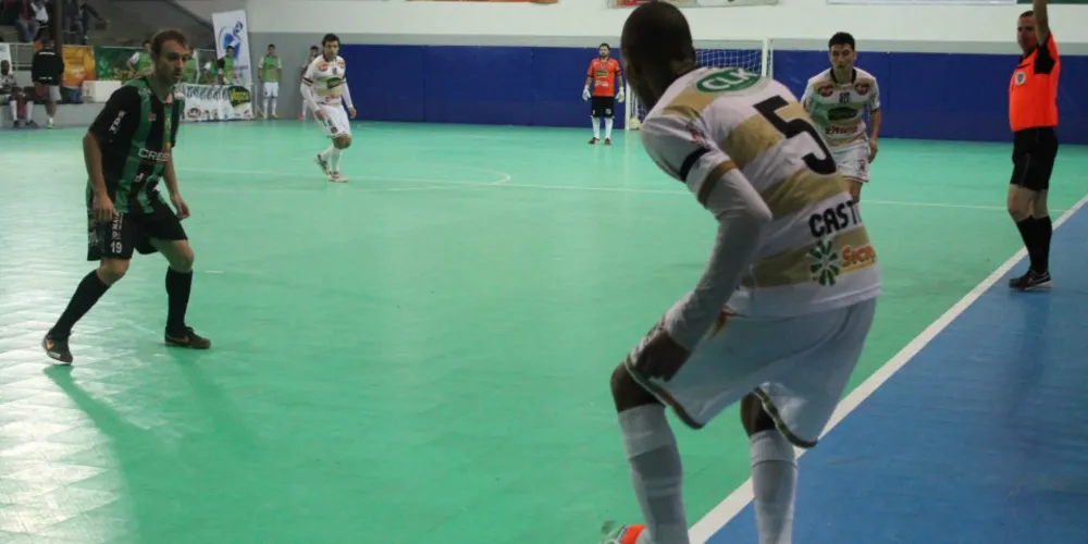 Imagem ilustrativa da imagem Caramuru bate o Marreco Futsal em jogo emocionante