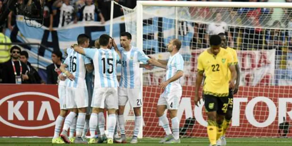 Imagem ilustrativa da imagem Argentina vence Jamaica, mas não convence em 100º jogo de Messi