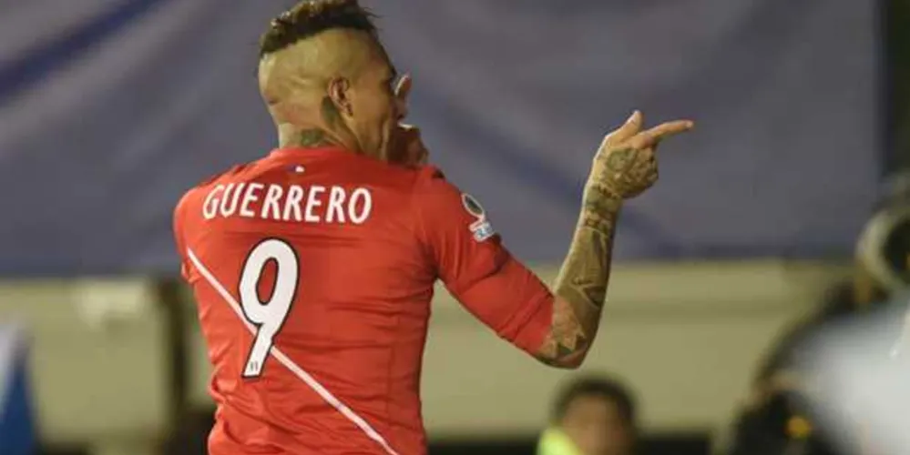 Imagem ilustrativa da imagem Com três de Guerrero, Peru bate Bolívia e avança à semifinal