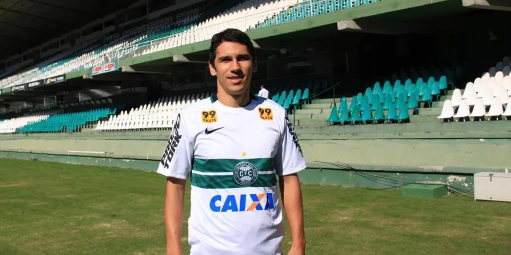 Imagem ilustrativa da imagem Lúcio Flávio assina contrato e é apresentado pelo Coritiba 