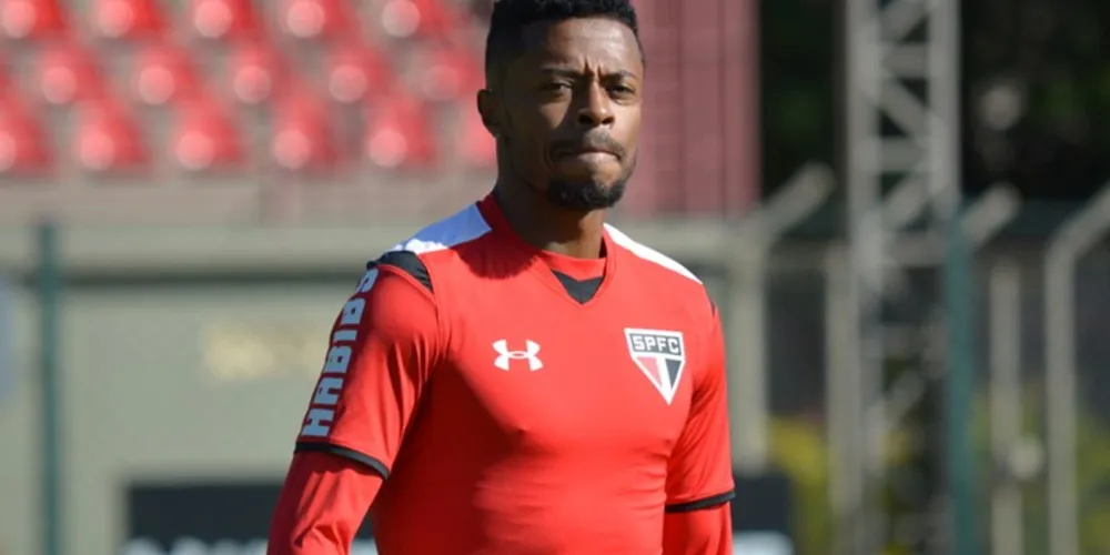 Imagem ilustrativa da imagem Michel Bastos pede atenção redobrada em clássico