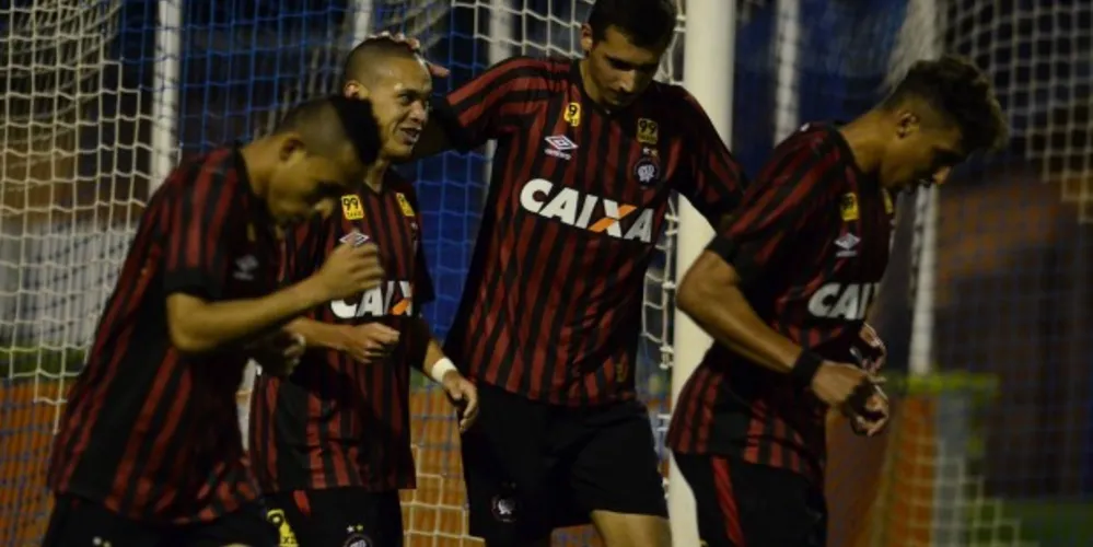 Imagem ilustrativa da imagem Atlético Paranaense bate o Avaí fora de casa