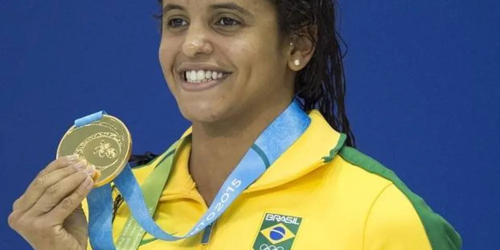 Imagem ilustrativa da imagem Etiene Medeiros conquista 1º ouro da natação feminina na história do Pan