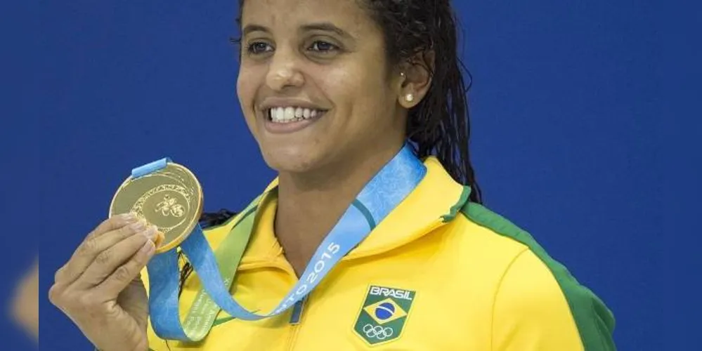 Imagem ilustrativa da imagem Etiene Medeiros conquista 1º ouro da natação feminina na história do Pan