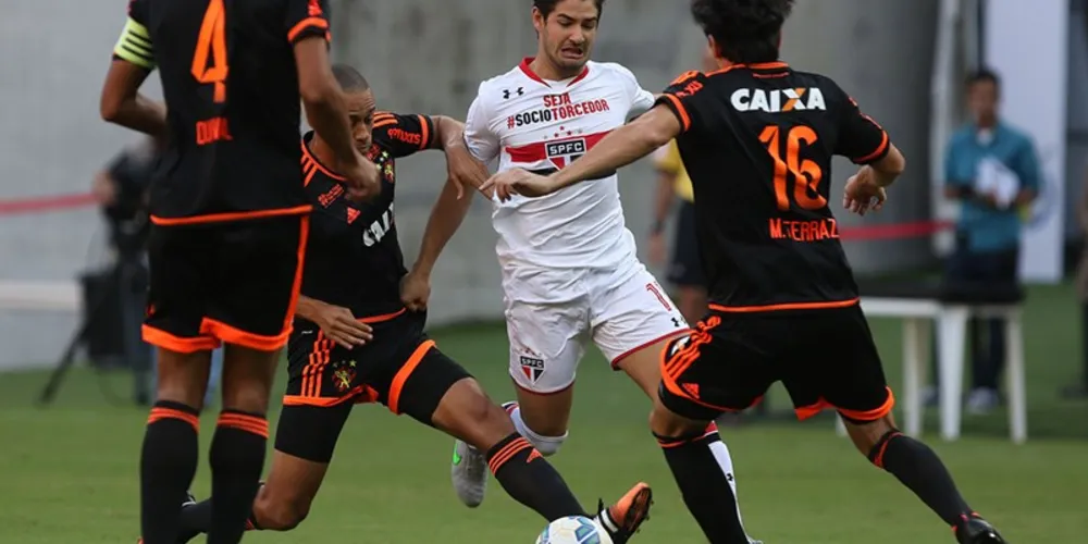 Imagem ilustrativa da imagem Tricolor sofre 'três' expulsões e acaba derrotado na Arena Pernambuco