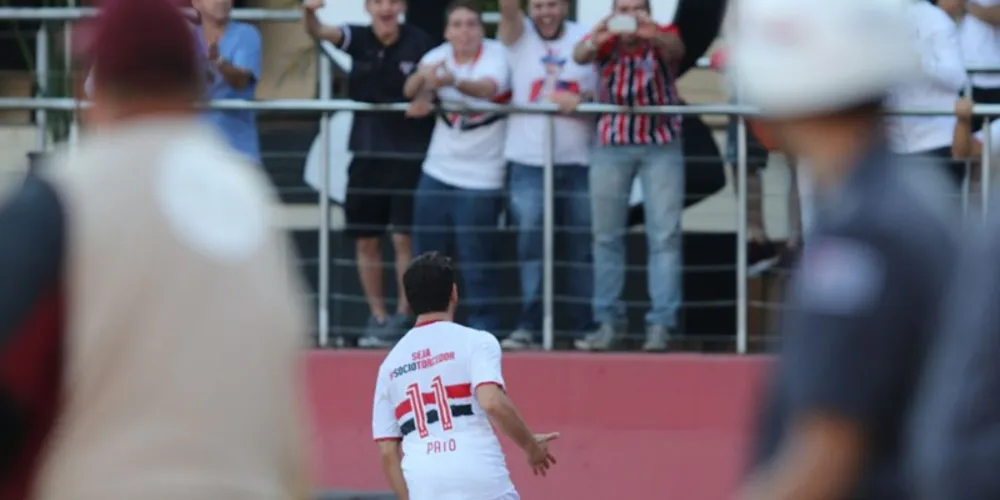 Imagem ilustrativa da imagem 'Gol duplo' de Carlinhos e Pato reaproxima Tricolor dos líderes