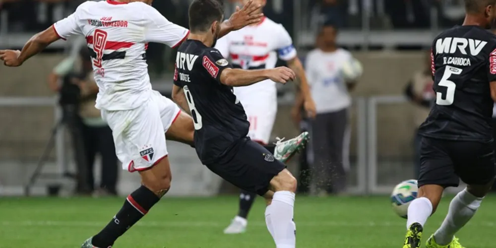 Imagem ilustrativa da imagem Galo bate o São Paulo e segue na liderança do Brasileirão