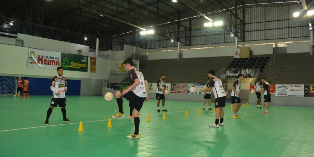 Imagem ilustrativa da imagem Caramuru Futsal enfrenta Umuarama fora de casa