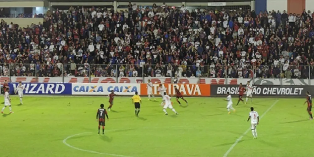 Imagem ilustrativa da imagem Torcida comparece, mas Paraná perde e fica na beira da zona de rebaixamento