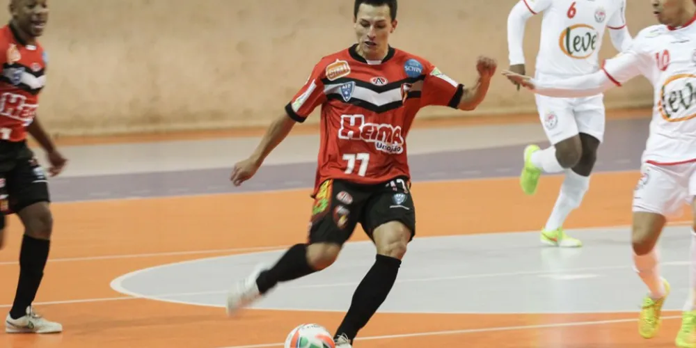 Imagem ilustrativa da imagem Keima e Caramuru empatam em clássico do futsal regional