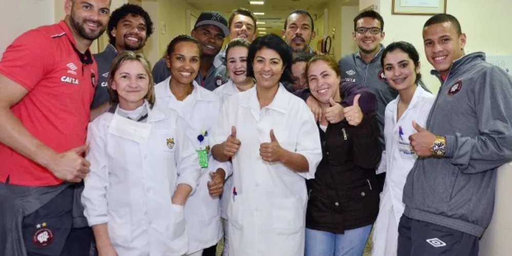 Imagem ilustrativa da imagem Jogadores do Atlético-PR visitam Hospital Pequeno Príncipe