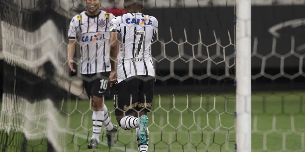 Imagem ilustrativa da imagem Corinthians vence Atlético-PR e volta ao G4
