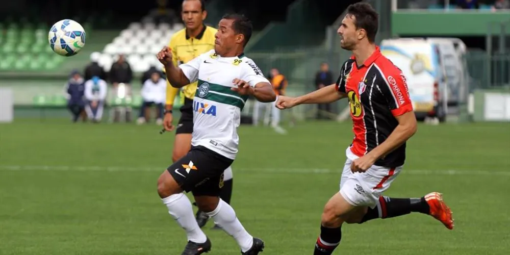 Imagem ilustrativa da imagem Em jogo de lanternas, Coxa e Joinville ficam no 0 a 0