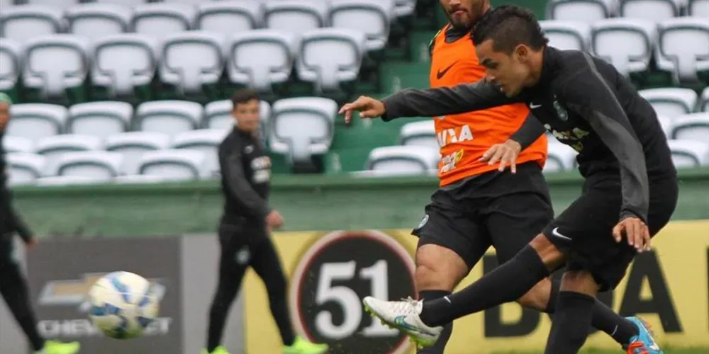 Imagem ilustrativa da imagem Com retorno de zagueiro, Coxa encara a Ponte Preta