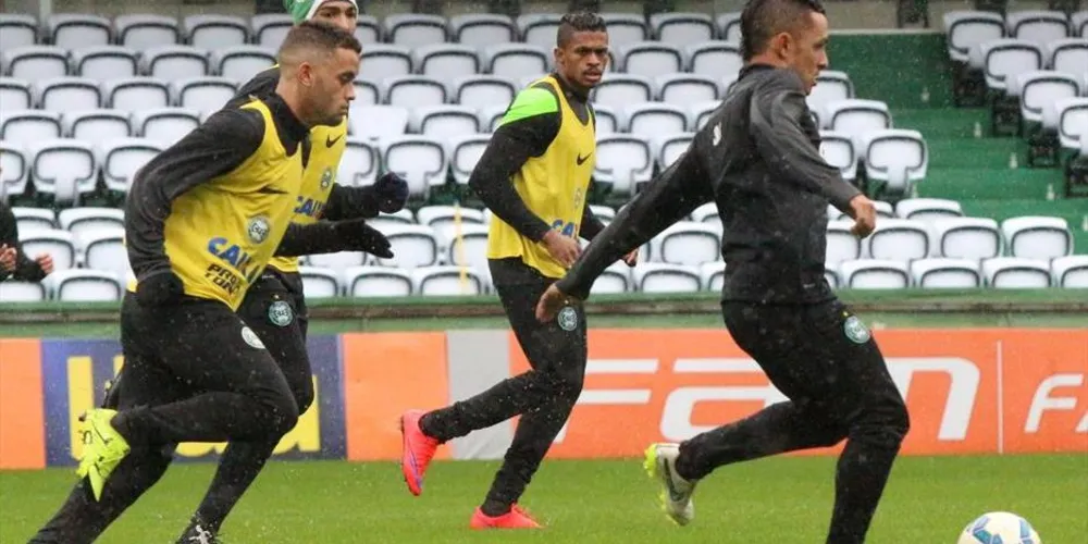 Imagem ilustrativa da imagem Coritiba embarca para encarar Figueirense
