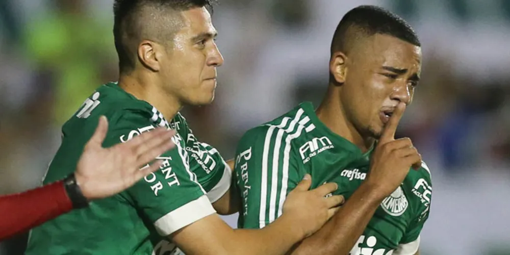 Imagem ilustrativa da imagem Destaque em vitória, Gabriel Jesus celebra 1º gol como profissional