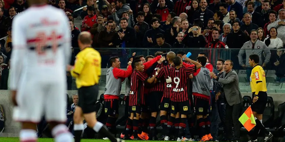 Imagem ilustrativa da imagem Atlético vence confronto direto contra São Paulo e retorna ao G4